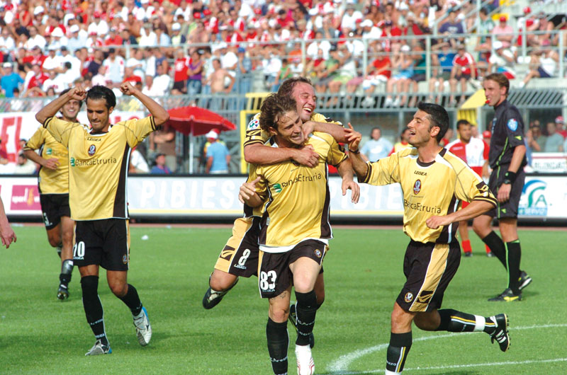 Floro Flores e i compagni esultano dopo il gol del 2-0